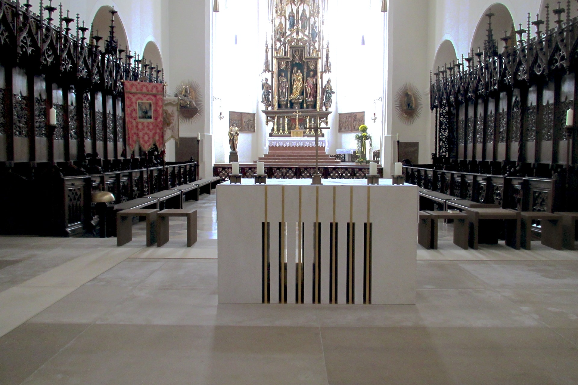 Altar aus Kalkstein San Sebastian, 165 x 98 x 100 cm, fein geriffelt