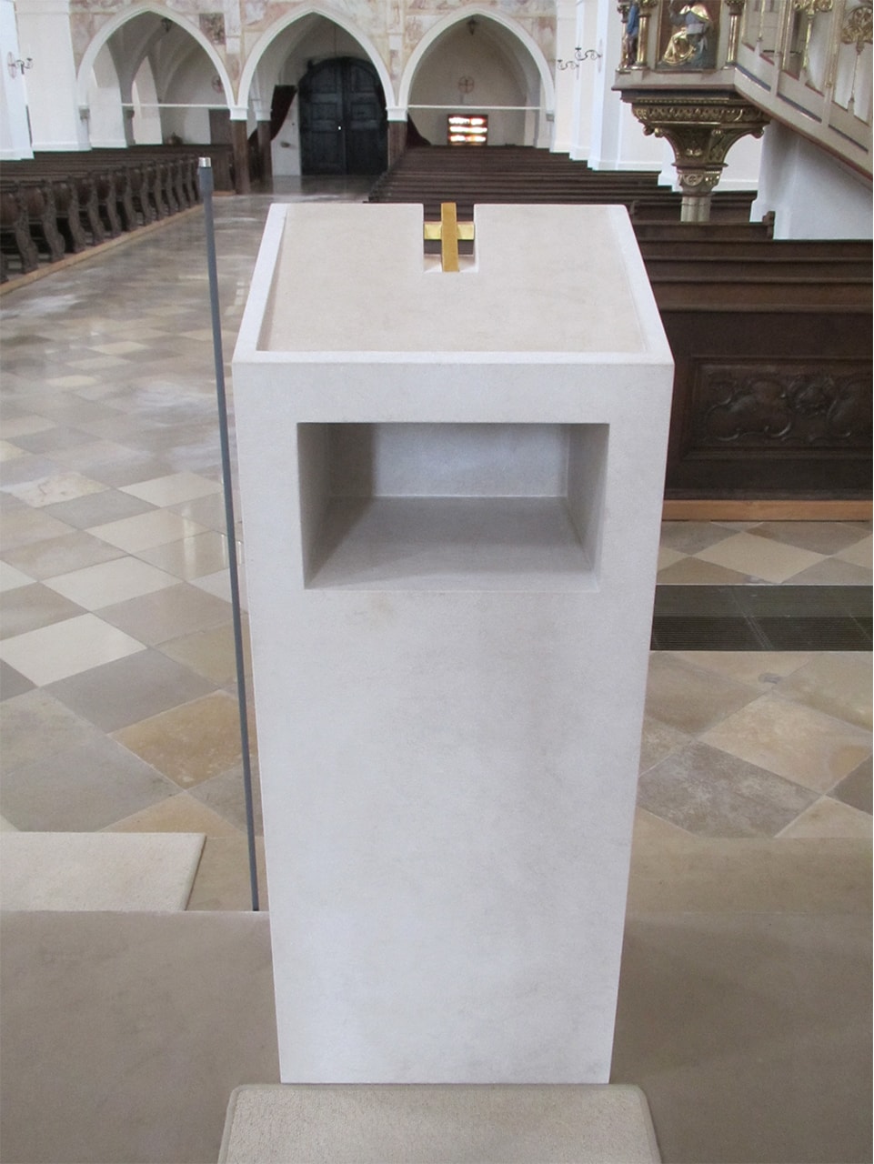 Altar aus Kalkstein San Sebastian, 165 x 98 x 100 cm, fein geriffelt