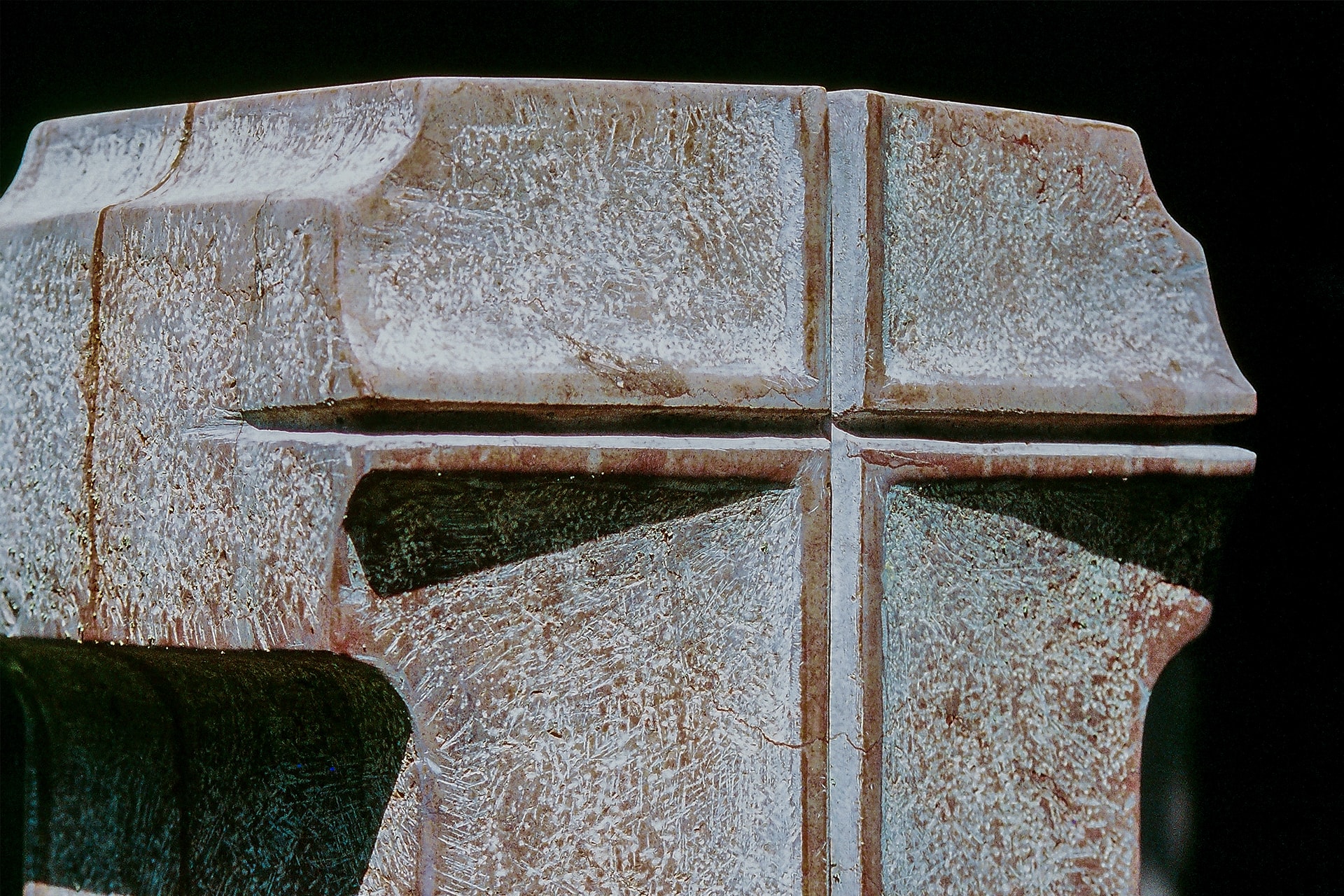 Stele aus Rosso Verzegnis mit plastischem Kreuzornament