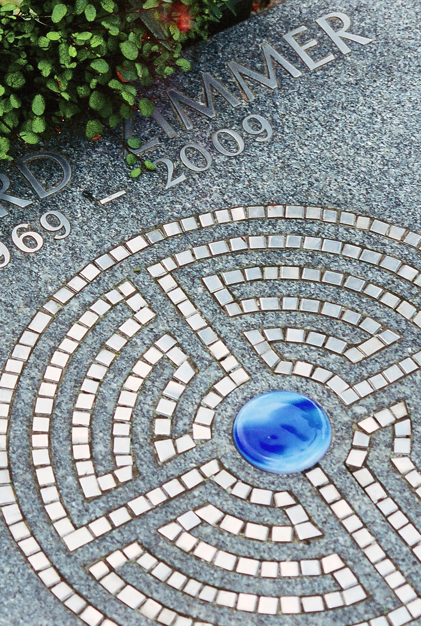Platten aus Bayerwald Granit mit eingearbeitetem Labyrinth aus Edelsmalten