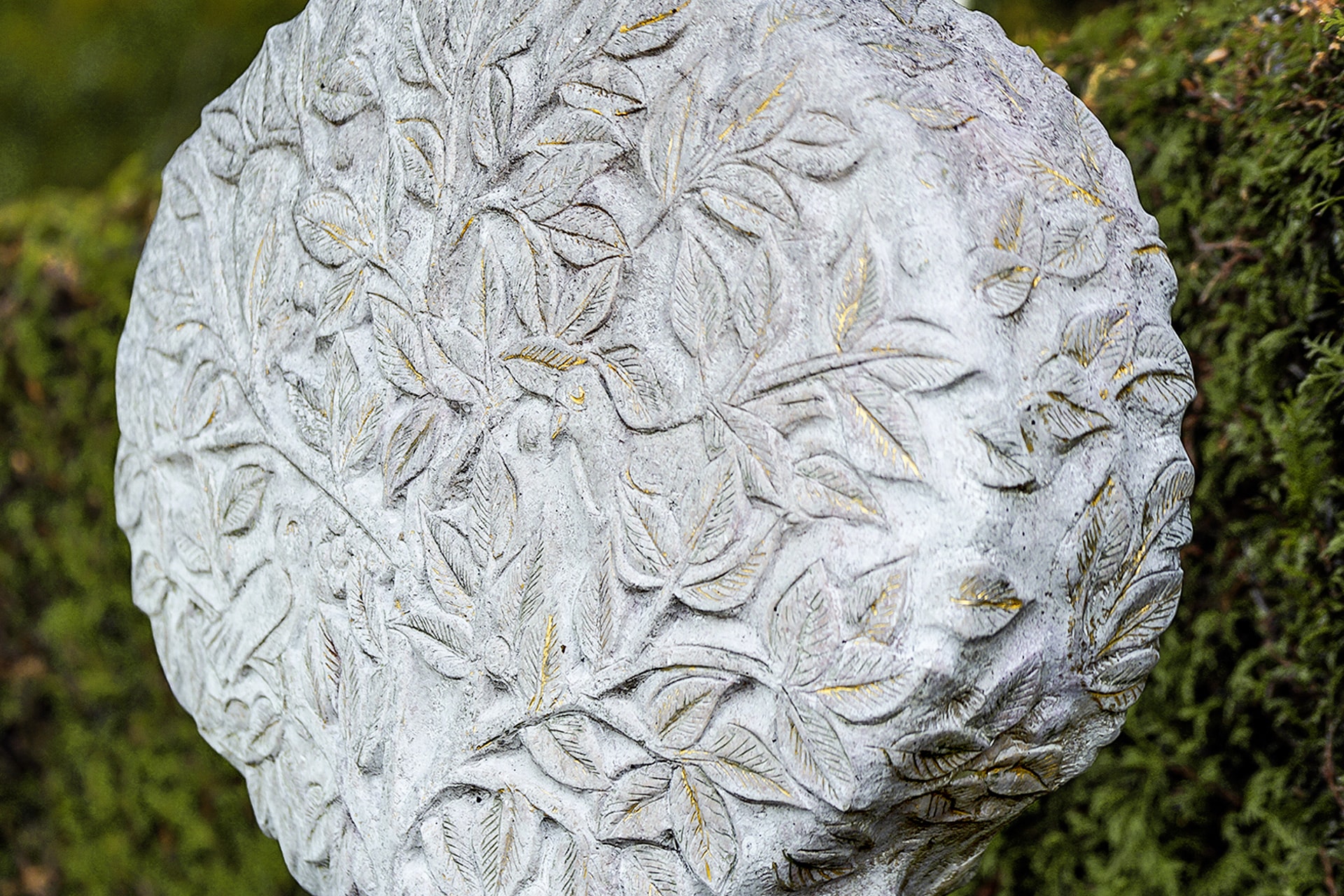 Stele aus Rosso Porphyrico mit Blattornament